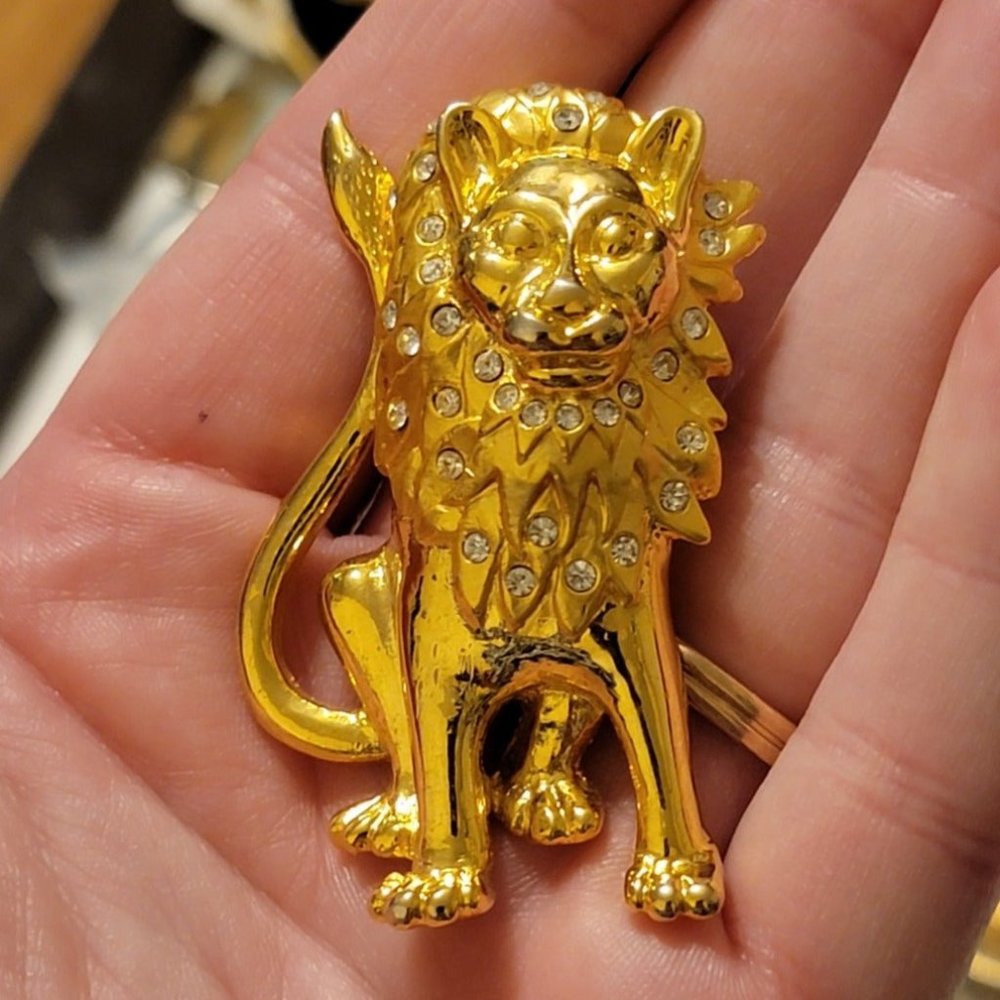 Adorable Vintage Gold Lion Brooch With Rhinestones // King Of The Jungle